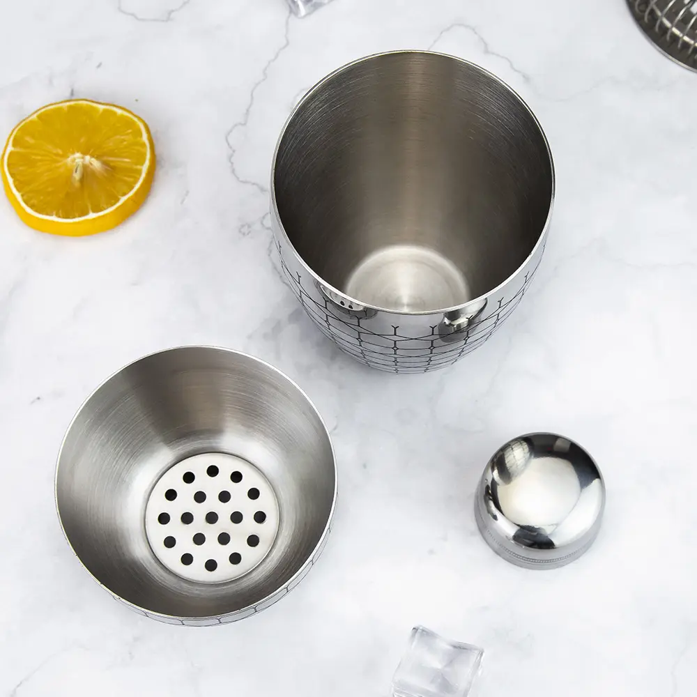 Cocktail Shaker Skull Etched (9).jpg